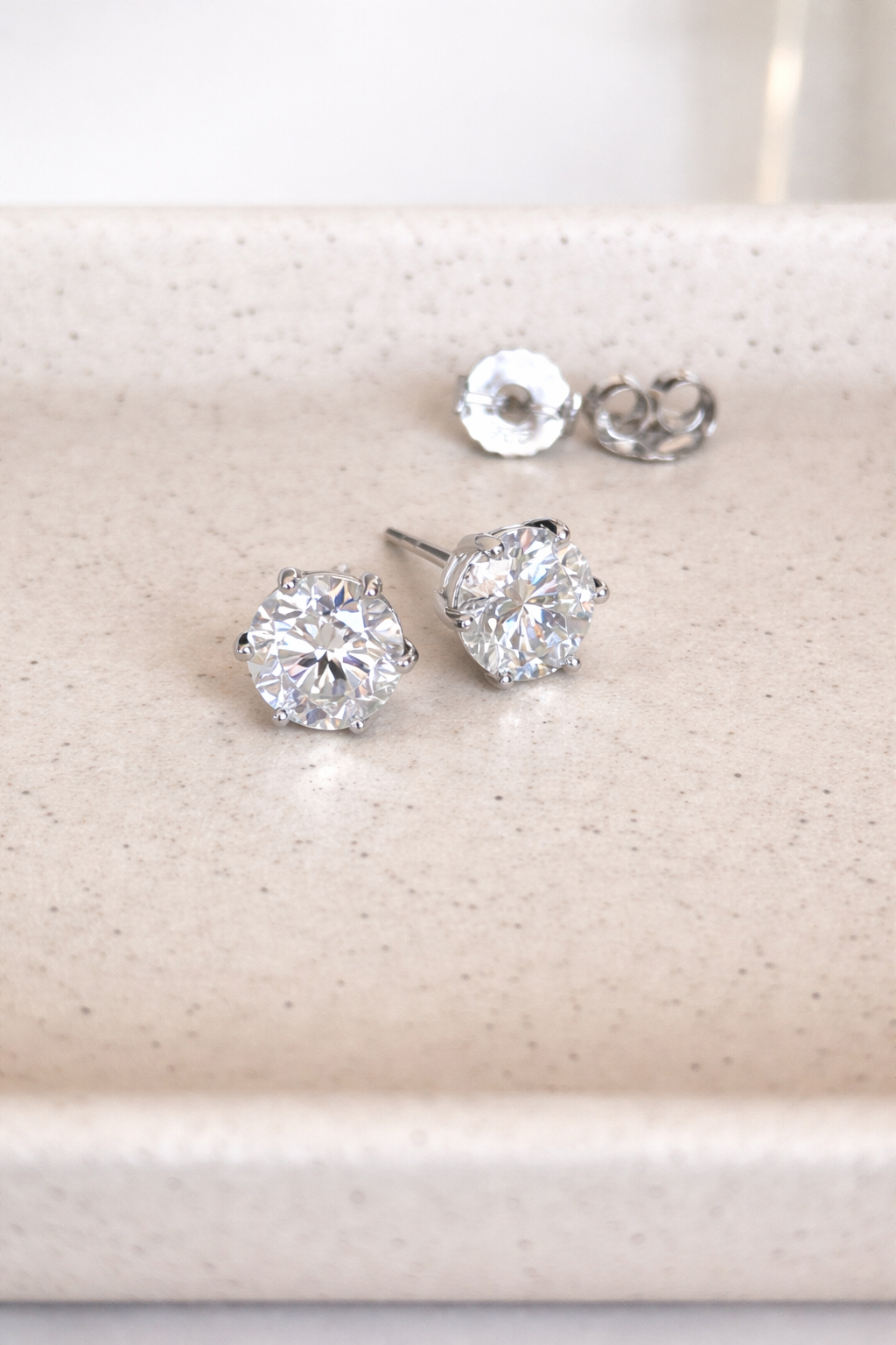 Brinco Majesty Ponto de Luz 10mm - Moissanite | Lapidação Clássica