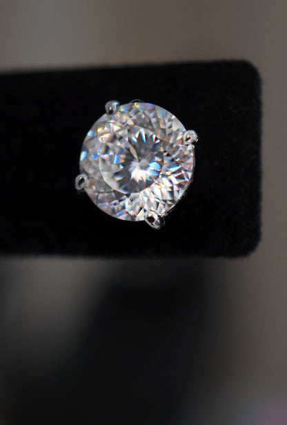Brinco Majesty Ponto de Luz 8mm — Moissanite — Lapidação Portuguesa